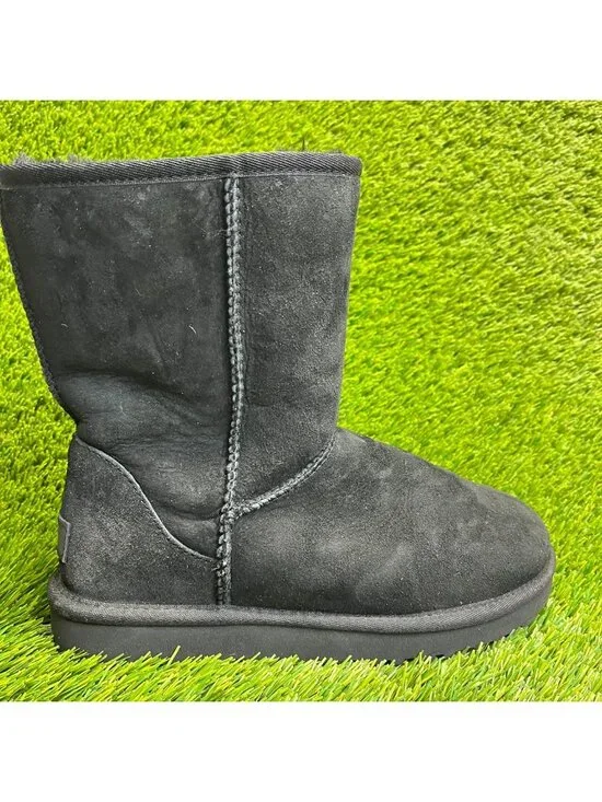UGG Classic Short II Womens Size 8 Black Outdoor Working Sheepskin Suede Boots