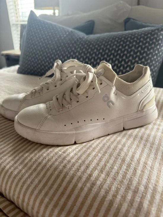 On Cloud Roger Leather Sneakers
