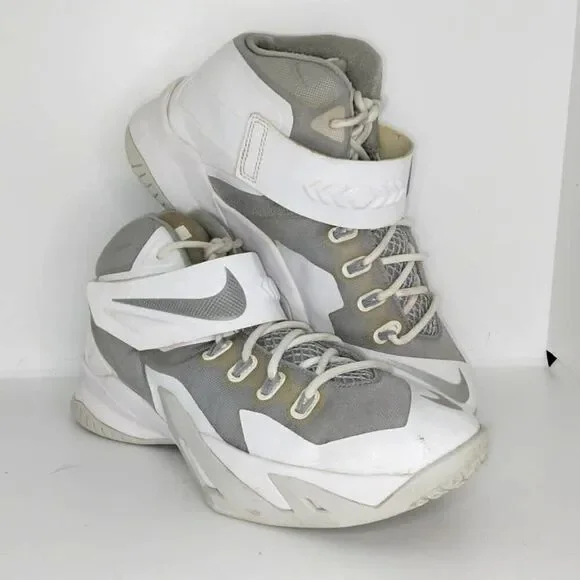 Nike Lebron James Soldier VIII Boy's Pre-owned Basketball Sneakers - sz. 6Y
