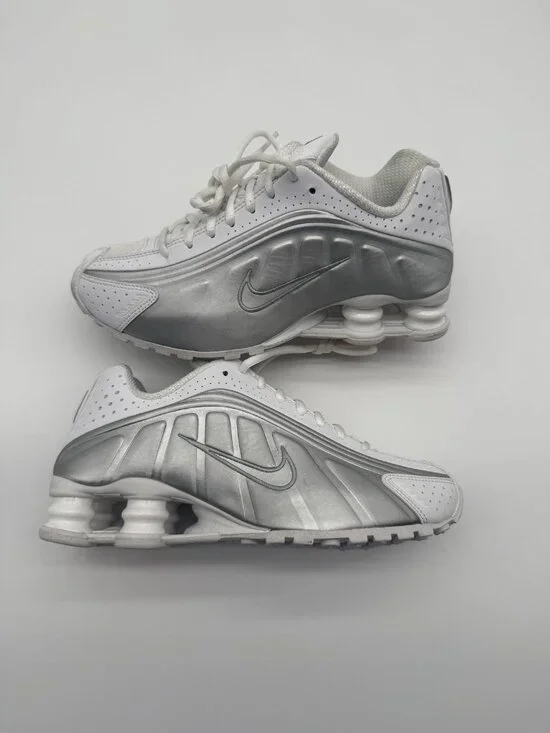 New Nike Shox R4 Shoes Women's Size 6 White Silver Running AR3565 101 Sneakers