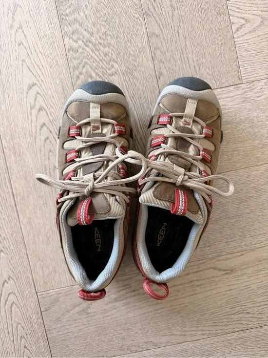 Keen Women’s hiking shoe 7.5 no box