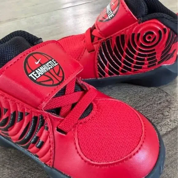 Nike Toddler Team Hustle D 9 basketball shoes size 4c