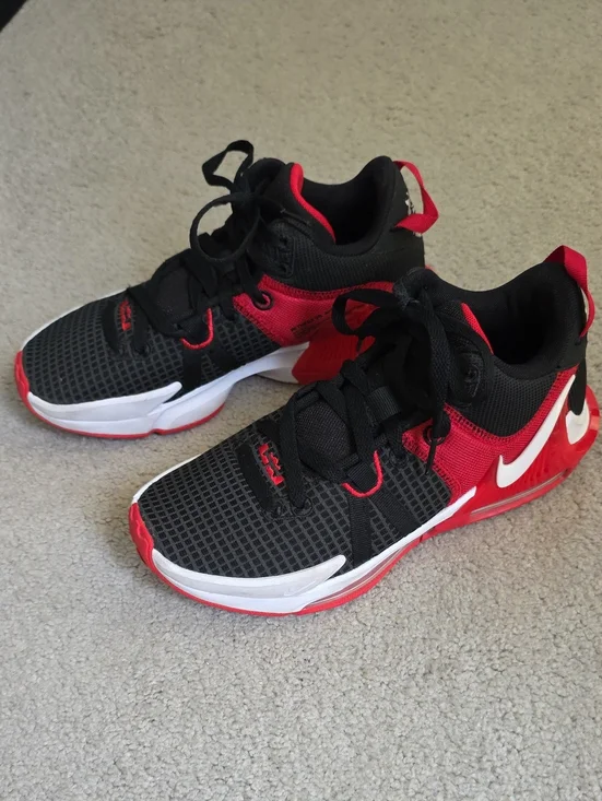 Nike LeBron Witness 7 Kids' Sneakers Size 6