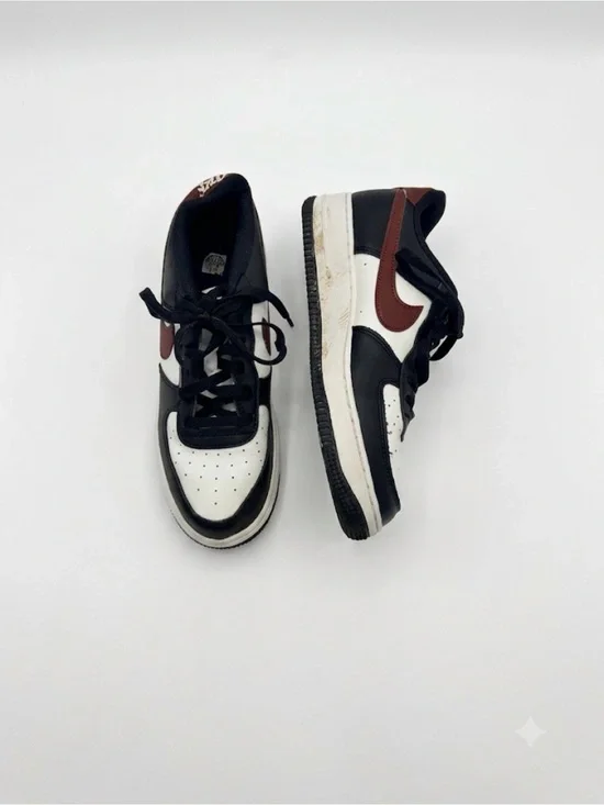 Kids Low-Top Nike in Black, White & Burgundy