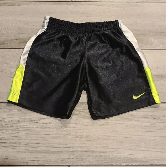 🍦 Nike toddler Black And Neon shorts 🧋