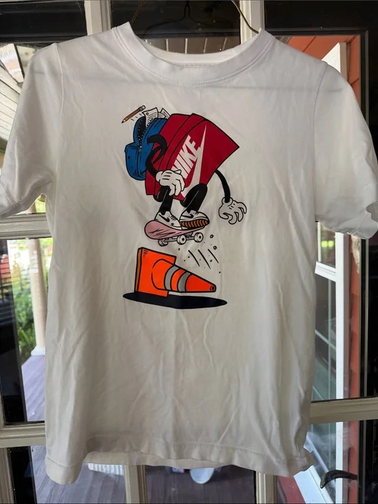 Youth Large Nike Graphic Tshirt -White Good Condition