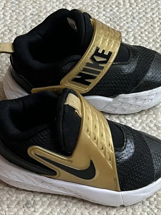 Nike Team Hustle Toddler Boy's Size 8C Black Gold Sneakers Shoes HF6281-003