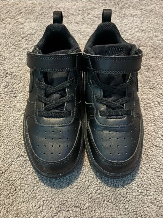 Black Nike low 10c