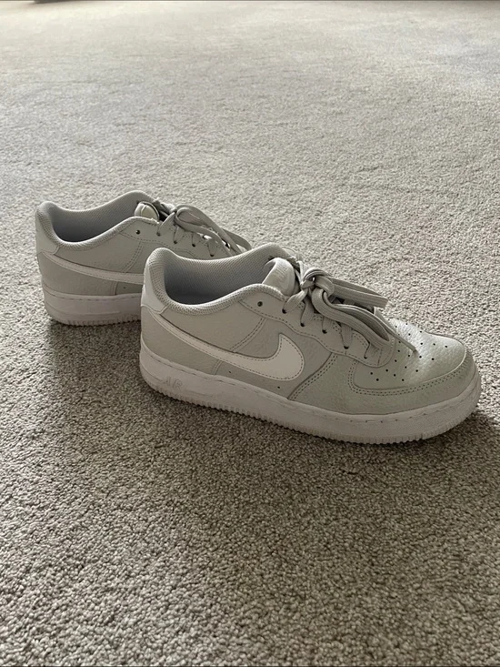 Nike Kids Low-Top Sneakers in Light Gray and White