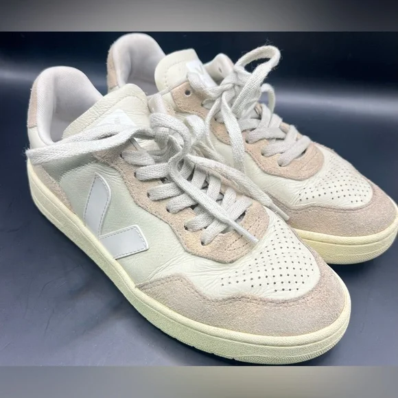 Veja-Cream/White Low-Top‎ Sneakers - Size: 6, Cosmetic wear-creases/dirt toe
