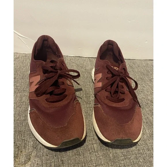 New Balance Fresh Foam X70‎ Sneaker women's size 8 Burgundy Suede