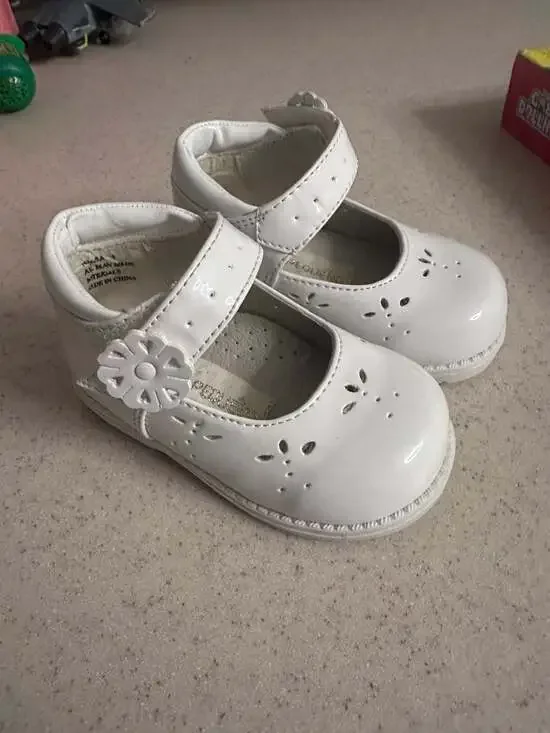Pequeno Infant Baby Girl White Patent Mary Jane Dress Shoes with Flower Detail