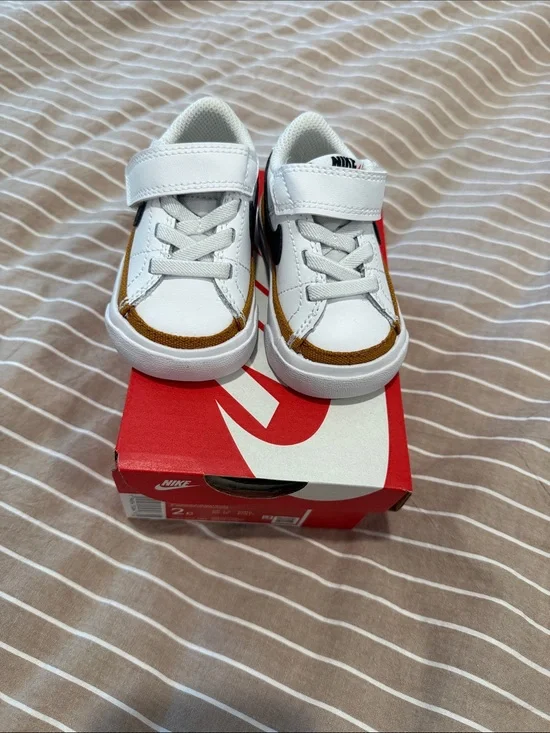 Nike White Kids Sneakers with Brown Accents