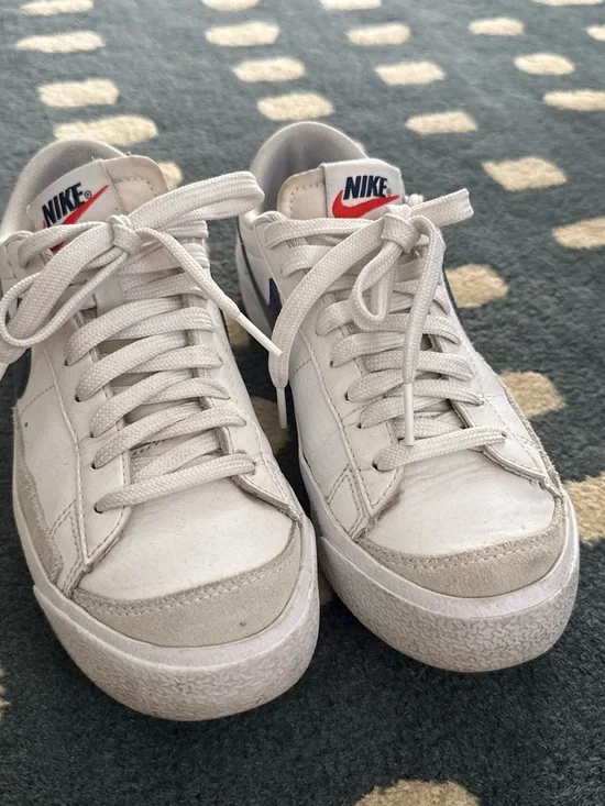 Nike Men’s White and Light Gray Low-Top Sneakers