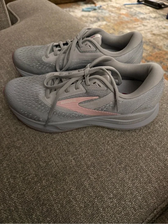 Brooks Women's Light Gray Running Sneakers with Pink Logo