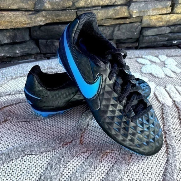 💚Nike Tiempo youth cleats size 4.5Y