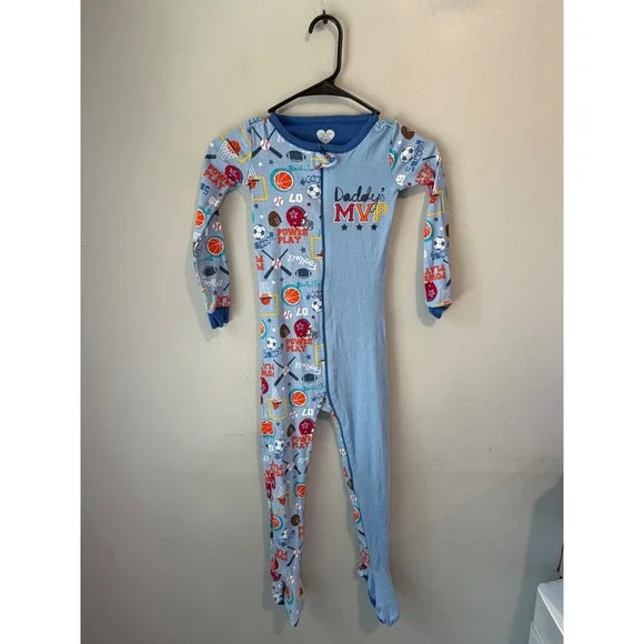 The Childrens Place Boys Blue Daddys MVP Sports Print Footed Pajamas 5T 1167