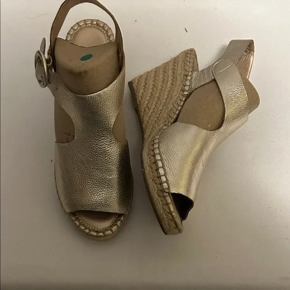 New never worn Marc Fisher Metallic gold Espadrille Wedges. Size7