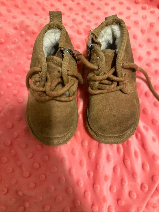 UGG Kids Chestnut Suede Lace-Up Boots Toddler Size 6!