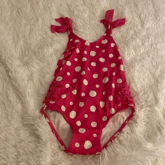 Toddler’s adorable swim suit!