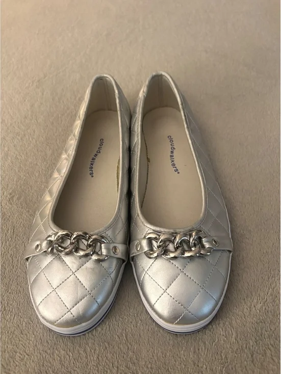 Cloudwalkers by Avenue Katie Silver Quilted Chain Flats 9.5W