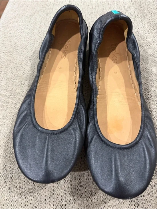 Black TIEKS size 8.  Excellent condition.