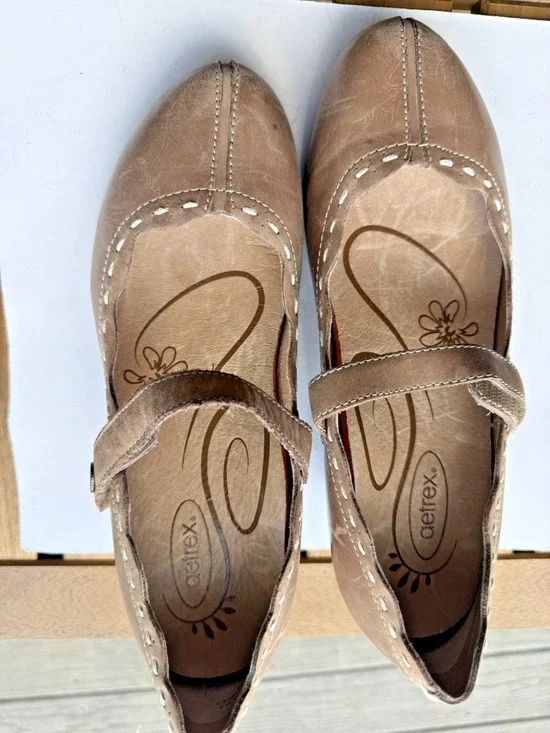 Aetrex Women's Comfortable orthotic arch support Mary Jane Shoes Beige Sz 6.5 W