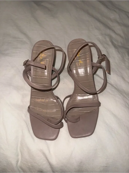 Qupid Mauve Strappy Square-Toe Heeled Sandals - size 6.5