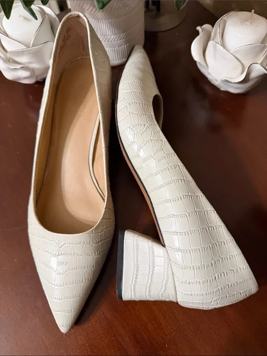Franco Sarto Pumps Size 8.5M Pointed Toe Low Block Heel Ivory Croc-Embossed