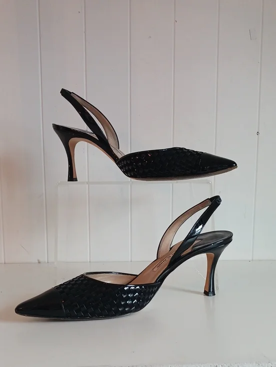 MANOLO BLAHNIK BLK WOVEN/ PATENT SLING BACKS SHOES.