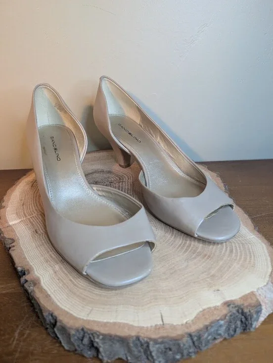 Bandolino patent leather nude pumps peep toe size 9