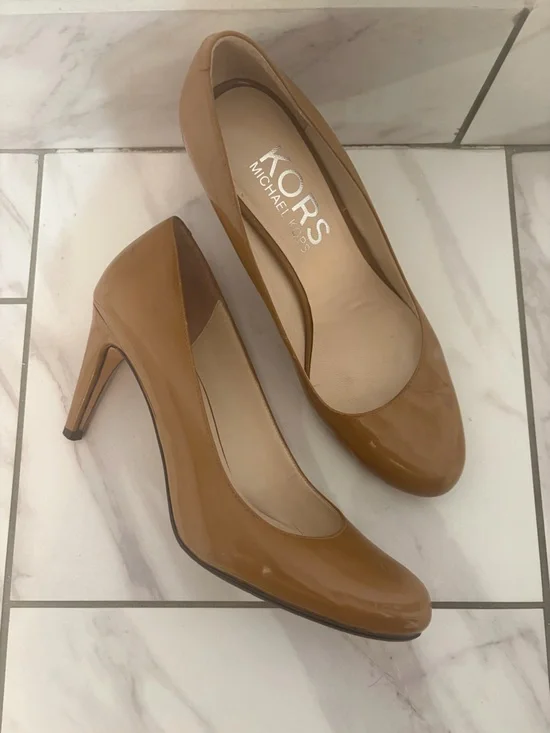 KORS Michael Kors Tan Patent Leather Round-Toe Pumps