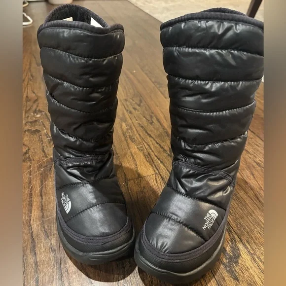 The North Face Black Quilted Puffy Snow Boots Amore II shiny black size 3