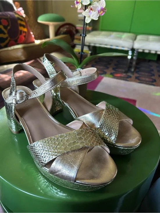 AEROSOLES champagne Metallic Crisscross Block Heel Sandals sz 8.5