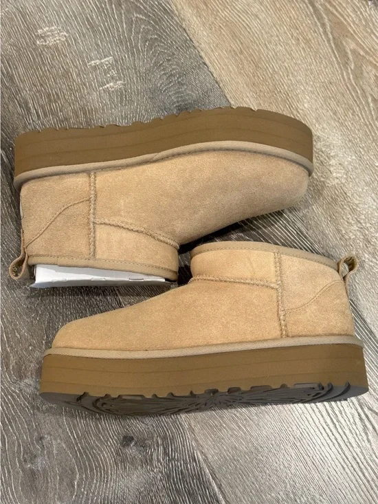Women’s UGG platform in sand size 6