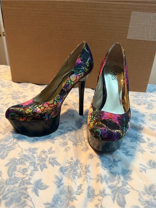 Carlos Santana Multicolor Floral Platform Pumps