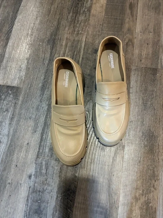 Y2K VTG Cushionaire Memory Foam Chunky Lug Cream Loafers 2 1/2” heel 9 Worn 1x