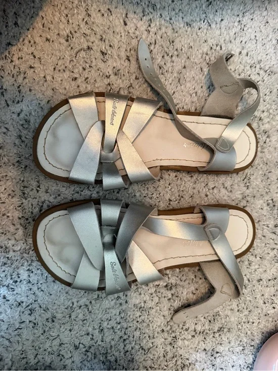 Salt Water Sandals by Hoy Silver Metallic Kids Strappy Sandals size 5 (7 adult)
