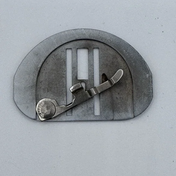ORIGINAL SINGER SEWING MACHINE NEEDLE PLATE - PART # 21913