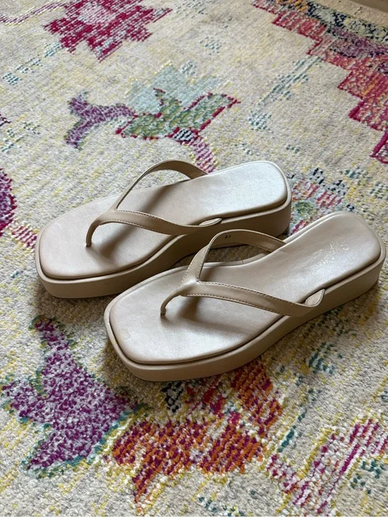 Seychelles Beige Wedge Flip Flops Size 8.5