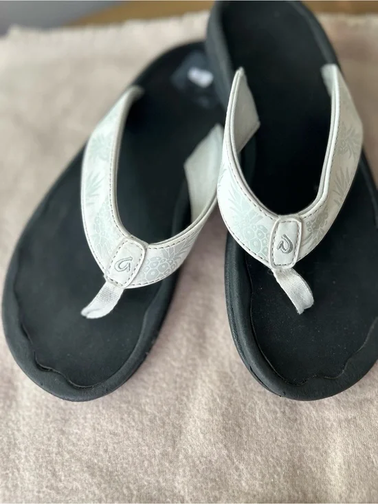 2 pairs Olukai  womens Flip flops white with pineapple designs and brown size 7