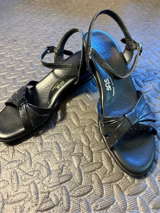 SAS Strappy Black Patent Leather Quarter Strap Wedge Sandals Size 9 EUC