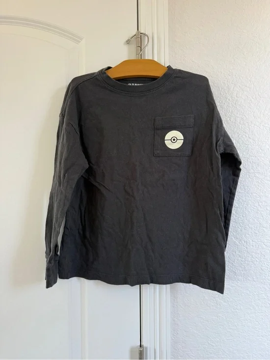 Boys Dark Gray Long Sleeve Pocket Tee with Poké Ball Graphic 6/7
