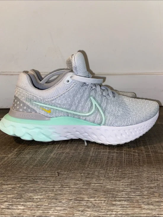 Women's Nike react dignity knit fly running shoe