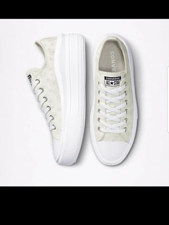 NEW! Converse Chuck Taylor Low Top Platform Sneakers in Off-White Sz 7