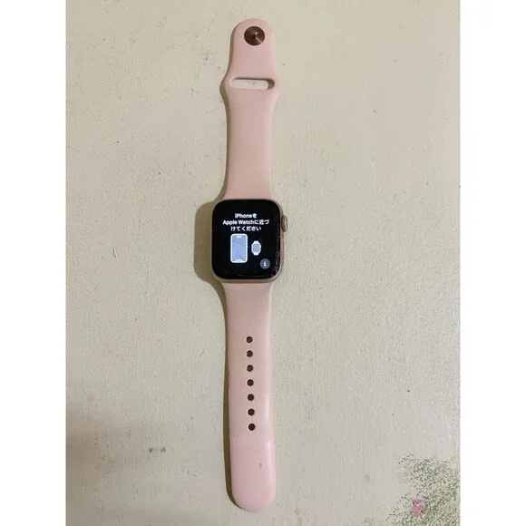 Apple Watch Series 4 40mm 16GB GPS Aluminum Rose Gold Cracked Screen w/ Charger