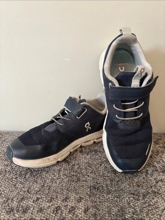 On Running Kids Cloud Play Sneakers Navy Blue / White Size 2.5 Y