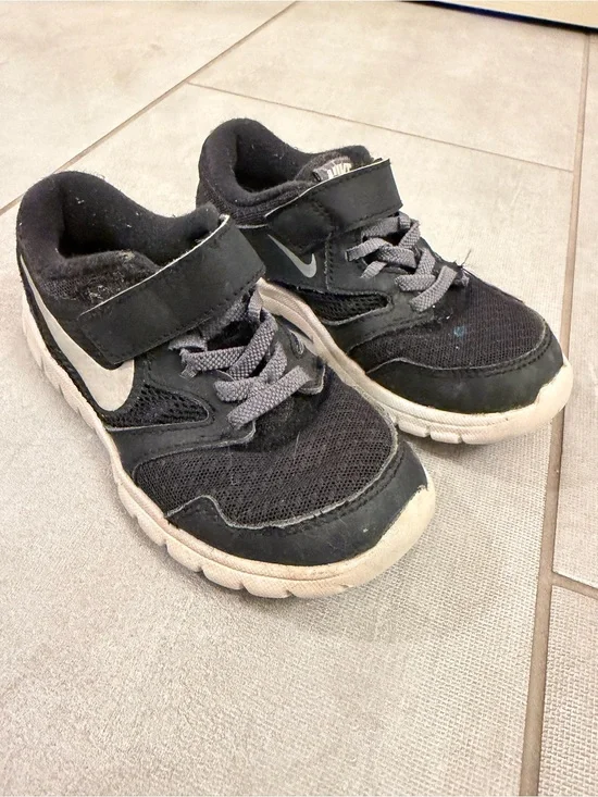 Black Nike Flex tennis shoes size 10.5c play condition