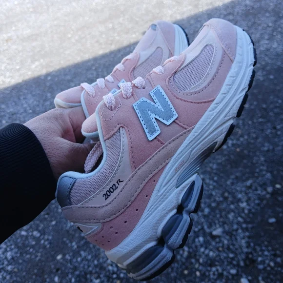 New Balance 2002R Rugged/Lifestyle Athletic Shoes Size 2 Youth for Girls