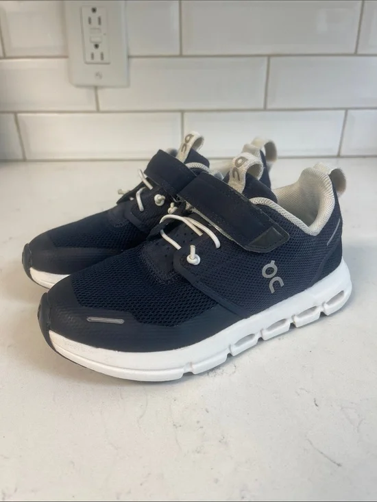 ON Cloud Play Kids 'Midnight White' Size 12 Navy Blue